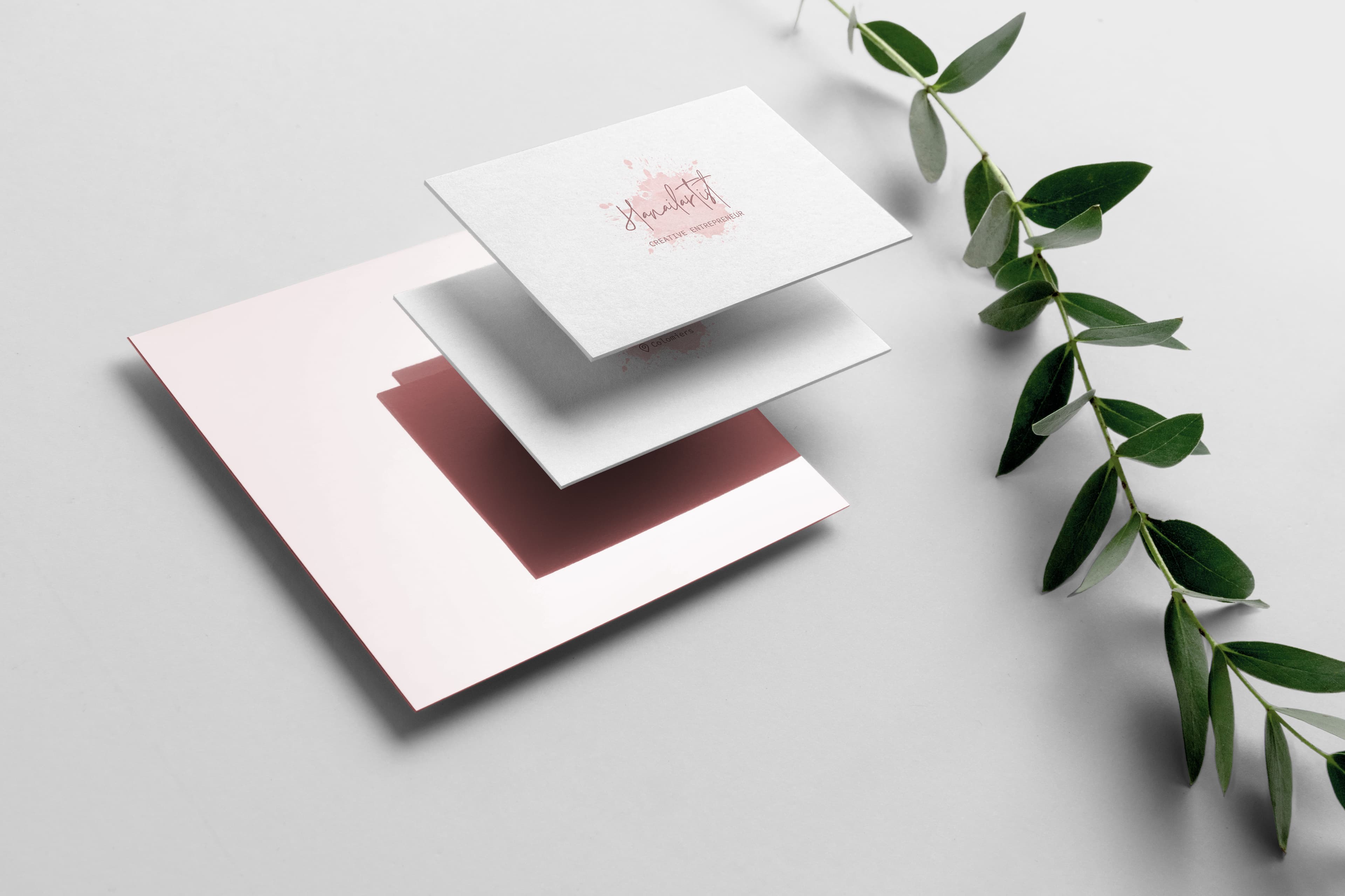 Papeterie rose pâle Hanail Artist présentée avec une branche d'olivier