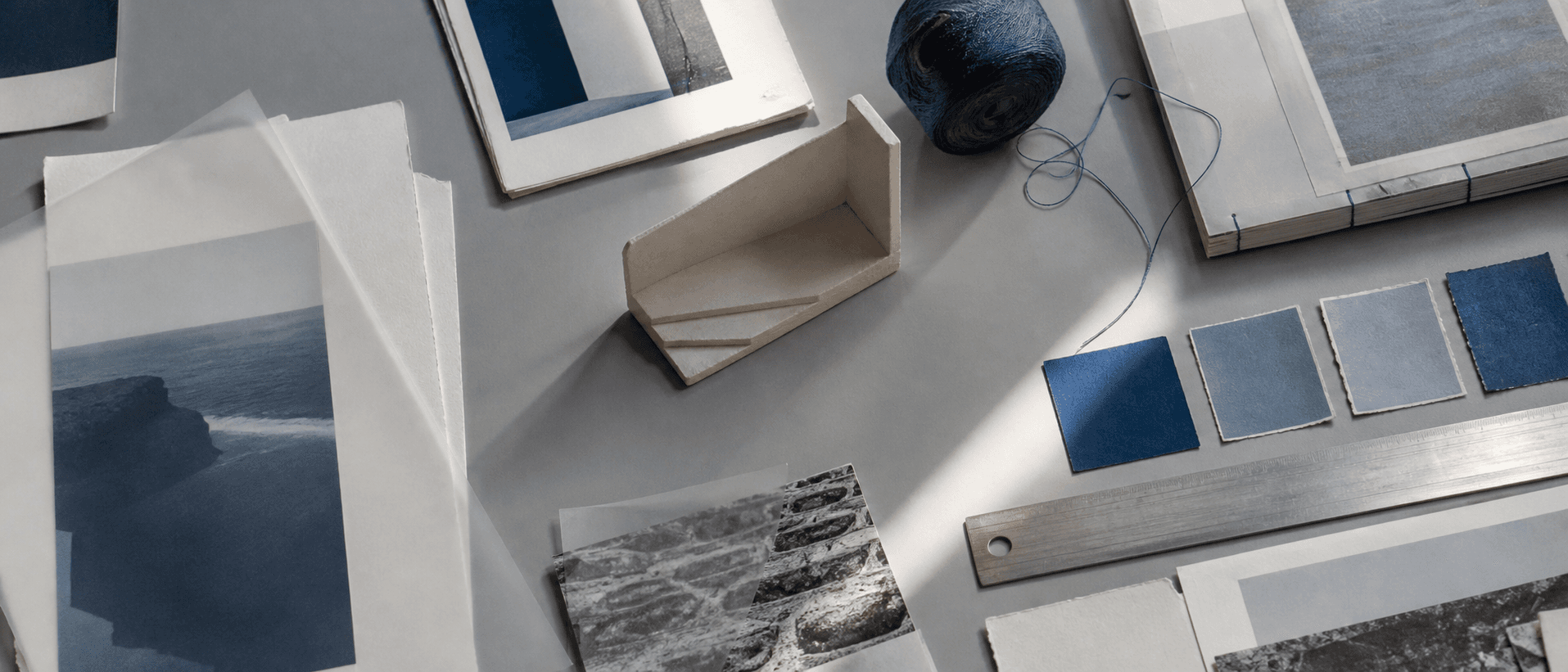Table de travail avec épreuves, encres bleues et matériaux