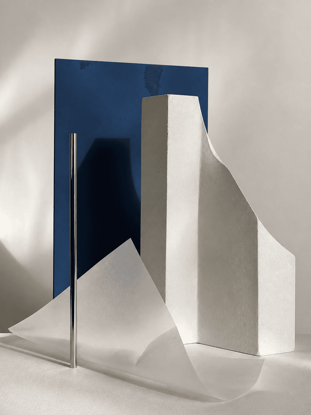 Étude sculpturale en papier, chrome et bleu